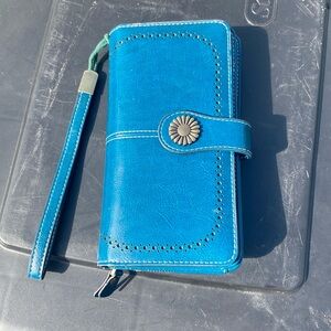 Sendefn chic classics teal purse with lots of pockets with a flower magnet